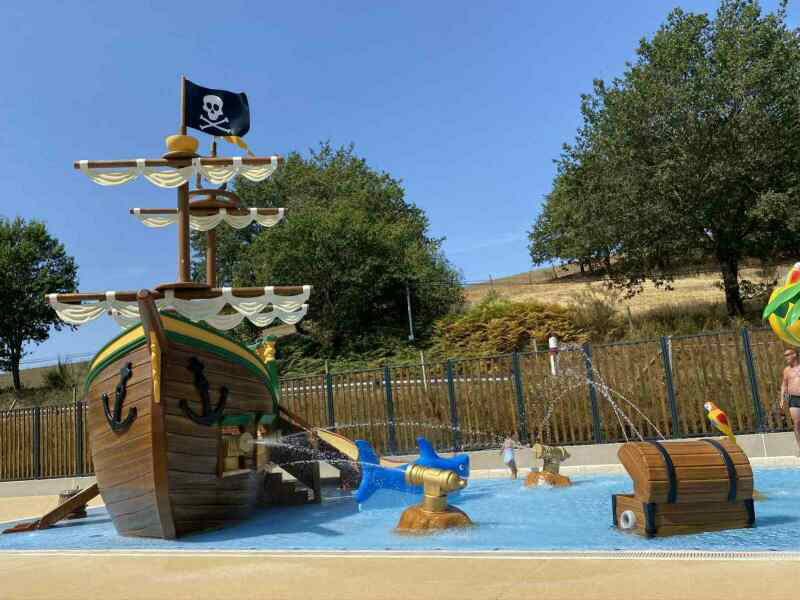 Piscine enfants avec bateau pirate